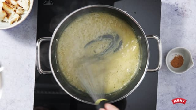 **Brun saus:** Smelt og brun smøret. Tilsett hvetemel, rør godt med en visp, og brun over svak varme til blandingen får en nøttebrun farge.