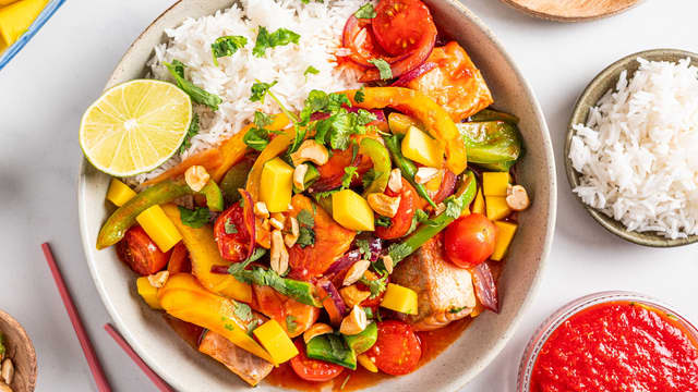 Kutt mango i terninger og grovkutt koriander. Ha over woken rett før servering.