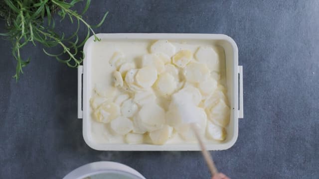 Ha fløtepotetene i en ildfast form. Strø over revet ost og stek potetene i ovnen på 200 grader i ca. 15 minutter