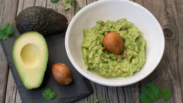 Tilsett finhakket hvitløk, lime, og rømme, og bland godt. Smak til med salt og pepper.