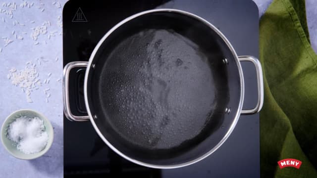 **Kok pasta:** Start med å sette på pastavann. Ha litt salt i kokevannet, og kok pasta som anvist på pakken. Før du heller vannet av pastaen, ta vare på ca. 1 dl som skal brukes i pastasausen.