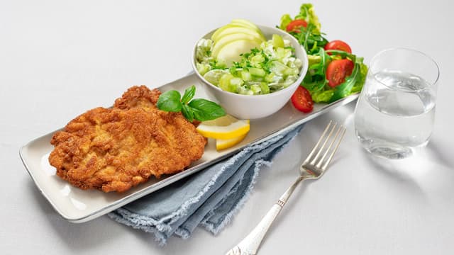 Svineschnitzel med grønn eplesalat