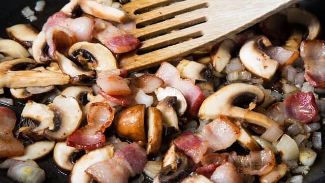 Brun bacon og sopp i en skikkelig varm stekepanne med litt olje. Mot slutten av stekingen har du i sjalottløken og smøret. Ta så alt dette over i gryta.