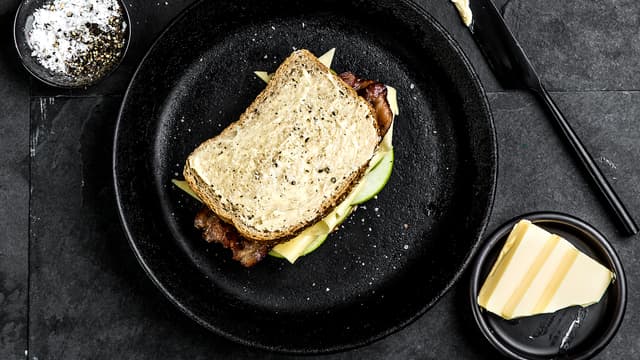 Smør sidene som vender ut med smør og stek i en stekepanne på
middels varme under lokk til skiven er gyllen. Snu og stek videre til
osten er smeltet.