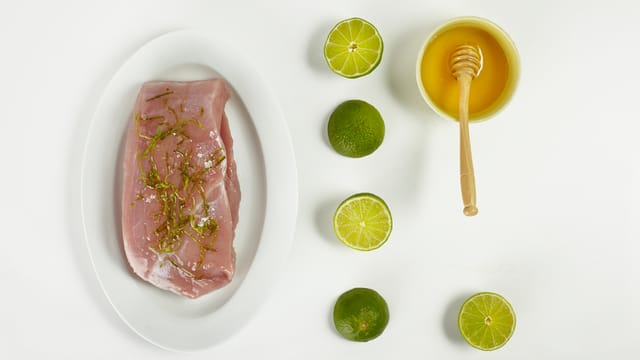 Salte og pepre kalkunskivene, grill dem et par minutter
på hver side. Pensle på honning og press over limesaft på slutten av
grillingen, så kjøttet blir karamellisert.