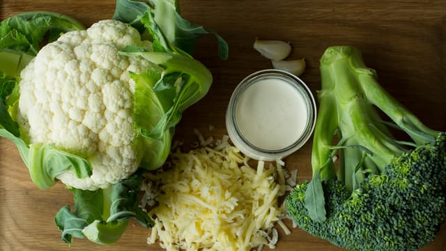 Rens og del blomkål og brokkoli i små buketter (ikke glem å bruke brokkolistilken, den kan du skrelle og skjære i skiver).