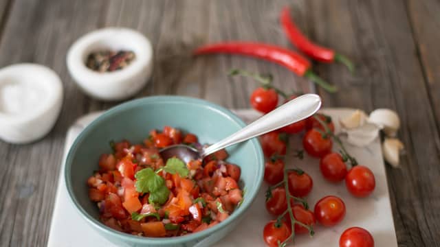 **Tomatsalsa:** Kutt cherrytomater i fire. Del og rens chilien for frø. Hakk rødløk og koriander, og bland alt sammen.