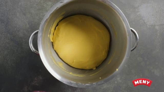 Ha i sukker, salt, kardemomme og mel, og bland til deigen er passe fast. La deigen heve under plast på et lunt sted til den er dobbel størrelse.