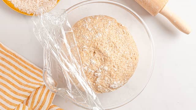 Bland inn olje, salt og mel. Elt deigen godt sammen. Dekk bollen med plast og la deigen heve til dobbel størrelse.