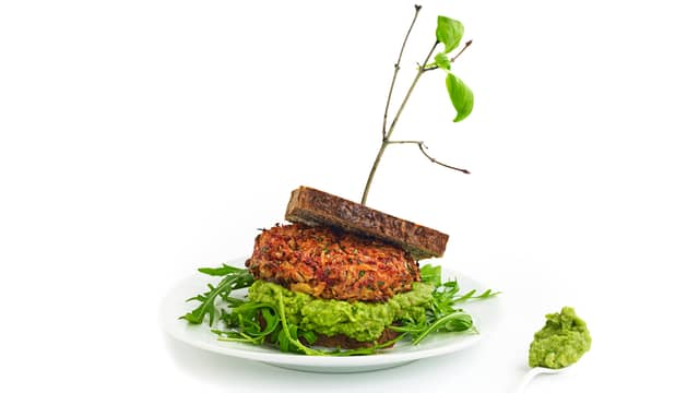 Grønnsaksburgere på rugbrød med guacamole