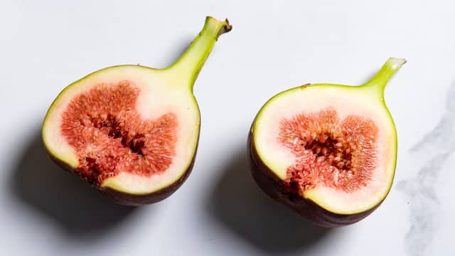 **Stekte fiken:** Del fiken i båter, og stek på medium varme til de er lett karamellisert på overflaten. Legg til side.