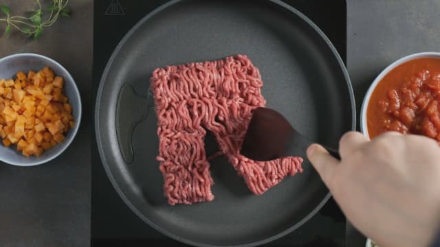 Stek karbonadedeigen i litt olje til den er gyllen og gjennomstekt. Dette tar ca. 3 minutter.