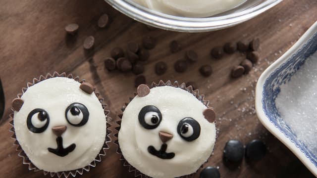 Pynt med sjokoladeknapper til ører, nese, non stop og glasur til øyne og munn.