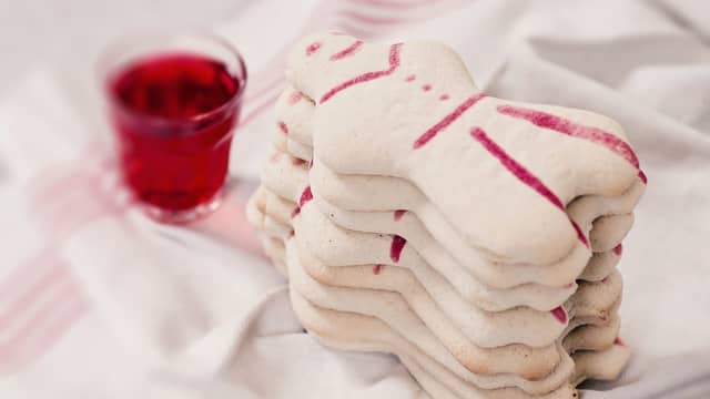 **Stekes på 200 grader over- og undervarme i 5-10 min.** Kakene skal være tørre og hvite. Avkjøl på rist.