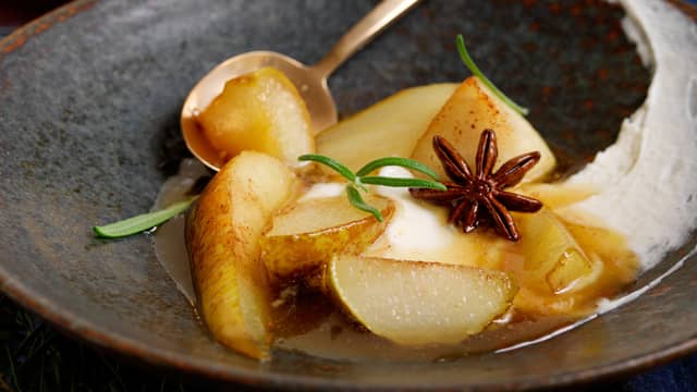 Server de varme pærene med mascarponekrem.