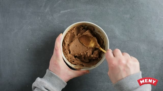 **Kanelfyll:** Bland sammen romtemperert smør, brunt sukker og kanel i en egen bolle.