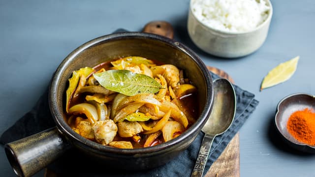 Strø over krydder og laurbærbladene, og hell i 2 dl vann. La det koke på svak varme i 15-20 minutter.