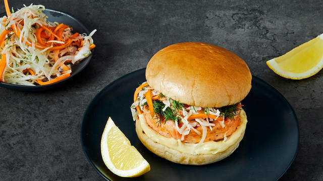 Grillet salmaburger med dillmarinert kål- og gulrotsalat og aioli