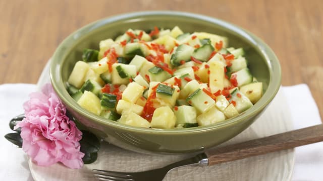 Ananas- og agurksalat