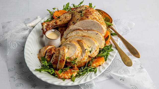 Kalkunbryst med fløtesaus og klementinsalat