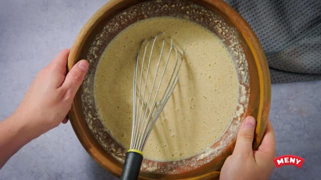 Ha så i eggeblandingen og salt. Pisk godt sammen til en klumpfri røre.