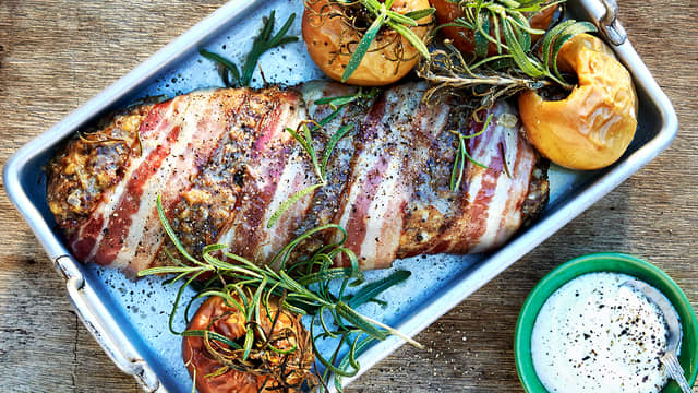 Kjøttbrød med bacon og ovnsbakte epler