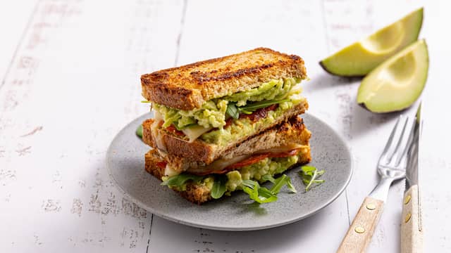 Toast med avokado og chorizo