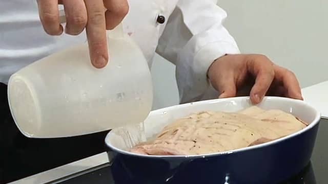 **Dampe ribbe:** Forvarm ovnen til 230 grader. Legg ribba i langpanna med svoren opp. Legg en asjett under, slik at ribba er litt høyere på midten. Hell over vann og dekk langpanna med aluminiumsfolie.