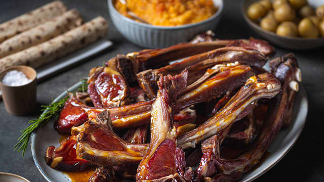 Stek pinnekjøttet midt i ovnen på 200 grader i 5-10 minutter til det får en gyllen farge.