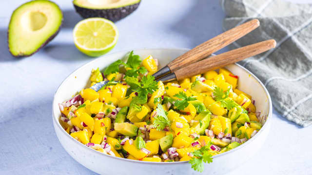 Skjær mango og avokado i terninger. Finhakk rødløk og chili. Hakk koriander. Bland alle ingrediensene og skvis over frisk limejuice.