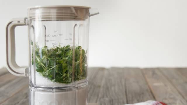 Knus salt, rosmarin og sitrusskall i en morter eller kjør det sammen i en hurtigmikser.