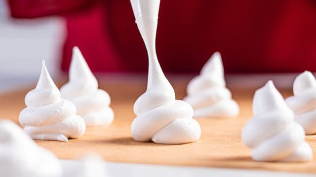 Ha marengsen i en sprøytepose, eller en brødpose med et lite hull i det ene hjørnet. Form små topper på et bakeark.