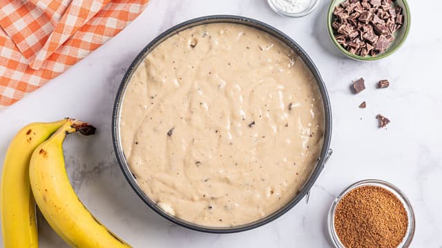 **Banankakerøre:** Ha bananer, solsikkeolje, egg, melk, sukker og vanilje i en blender og kjør til en glatt blanding. Bland hvetemel, bakepulver og salt i en bolle. Hell bananblandingen over og rør forsiktig sammen til en jevn røre.