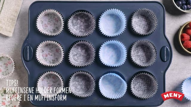 **Før du starter:** Varm ovnen til 200 grader. Sett muffinsformene i et muffinsbrett.