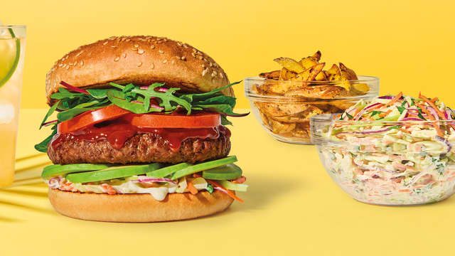 Burger med coleslaw og grillede båtpoteter