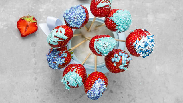 Gjenta dette med alle bærene. Lek deg gjerne med flere ulike typer strøssel for ulike farger og uttrykk.