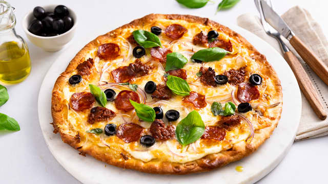 Hvit pizza  med rød pesto og pepperoni