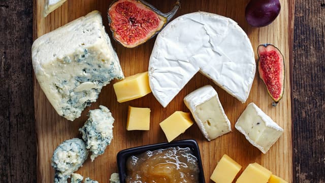 Legg ostene på fat og dander med fersk fiken delt i båter og hele druer. Serveres med kjeks og syltetøy.