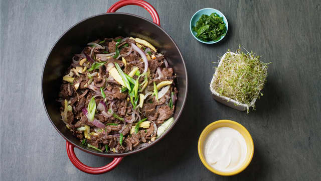 Brun kjøttet i olje på høy varme, tilsett nøtter, grønnsaker, ingefær og hvitløk. Smak til med salt og pepper.