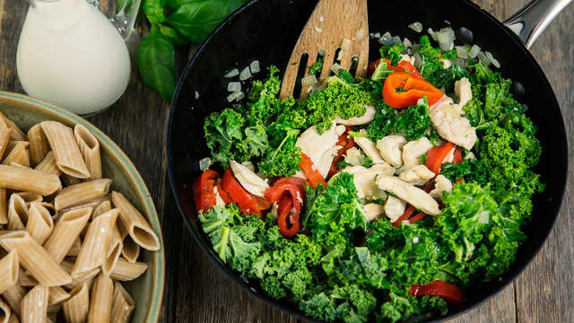 Tilsett finstrimlet grønnkål, finhakket hvitløk og grillet paprika. La alt frese et par minutter. Det vil se ut som veldig mye grønnkål til å begynne med, men akkurat som med spinat, faller grønnkålen sammen når den blir varmebehandlet. Tilsett fløte og smak til med salt og pepper.