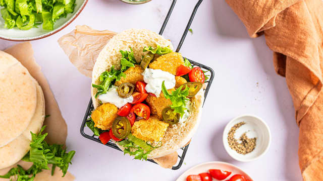 Server gjerne falaflene med hummus, eller i [pitabrød med tzatziki og grønnsaker.](https://meny.no/oppskrifter/vegetar/Falafel-i-pitabrod/)