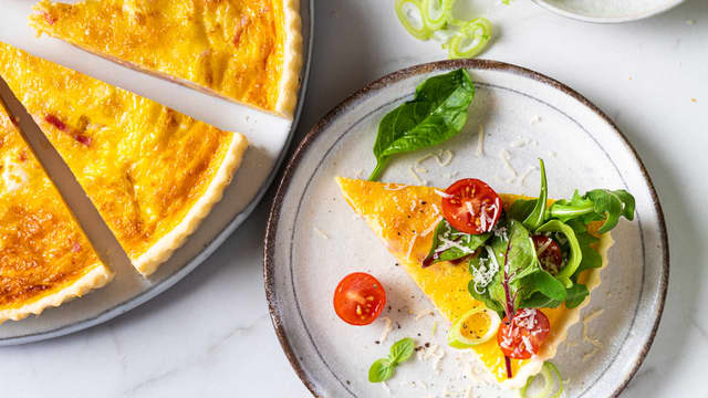 Stek paien i nedre del av ovnen til den har satt seg og fått fin farge, ca. 35 minutter. Server paien lunken med en frisk salat til.