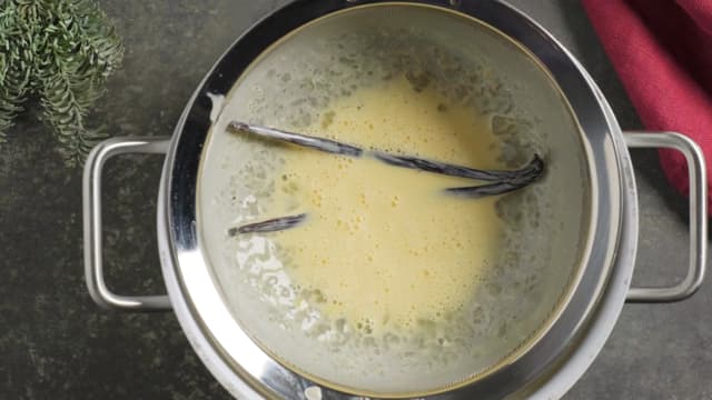 Sil deretter blandingen gjennom et dørslag. Da får du vekk delene av egget som ikke har blitt blandet godt med melken, og får en fløyelsmyk karamellpudding.