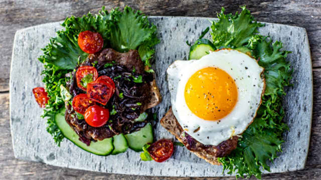Karbonadesmørbrød av biffkarbonader