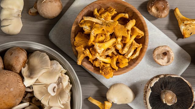 Rens soppen og del i grove biter. Fres soppen i smør sammen med løken til soppen er gyllen.