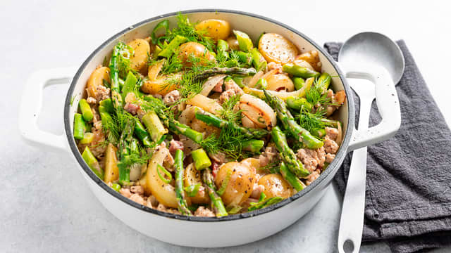 Kremet kyllinggryte med sitron, vårløk og asparges