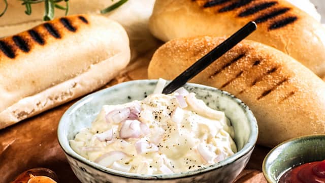 Finhakk løk, purre og eple og bland alle ingrediensene godt sammen. Smak eventuelt til med litt salt og pepper.