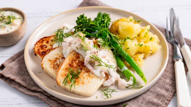 Fiskepudding med rekesaus og knuste poteter