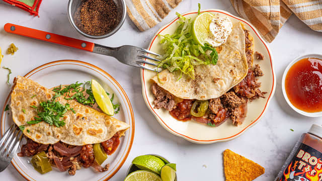 Server tacoene med syltet rødløk, noen skiver Spicy Serrano Peppers, frisk koriander og limebåter. Litt salat, rømme og salsa smaker også godt til.