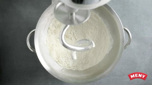 Bland de tørre ingrediensene i en kjøkkenmaskin og tilsett tangzhongdeigen, egg og den romtempererte melken. Kjør deigen på medium hastighet i 10 minutter.